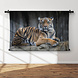 Tijger rustend op een gevelde boomstam