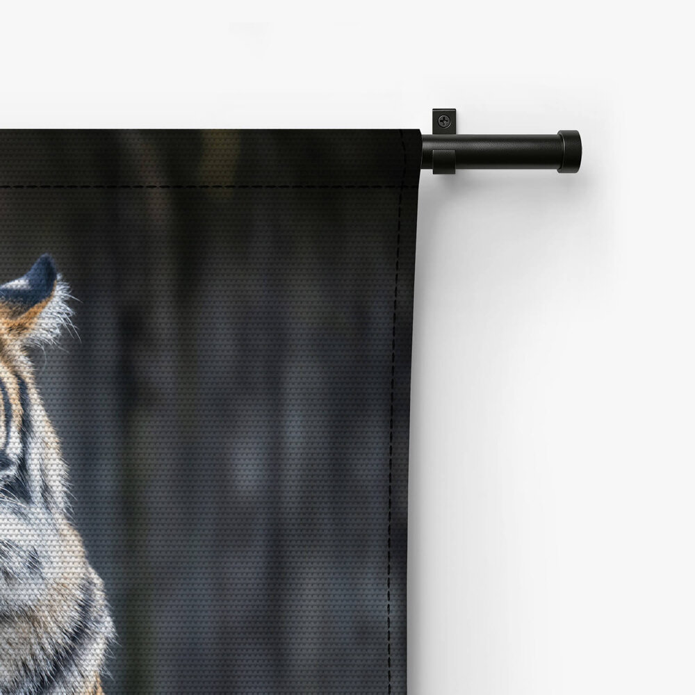 Tijger rustend op een gevelde boomstam