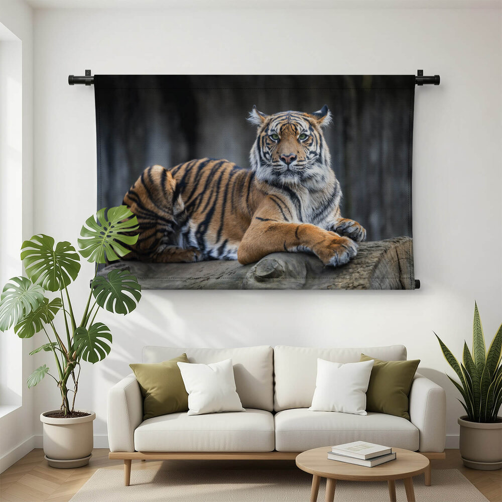 Tijger rustend op een gevelde boomstam