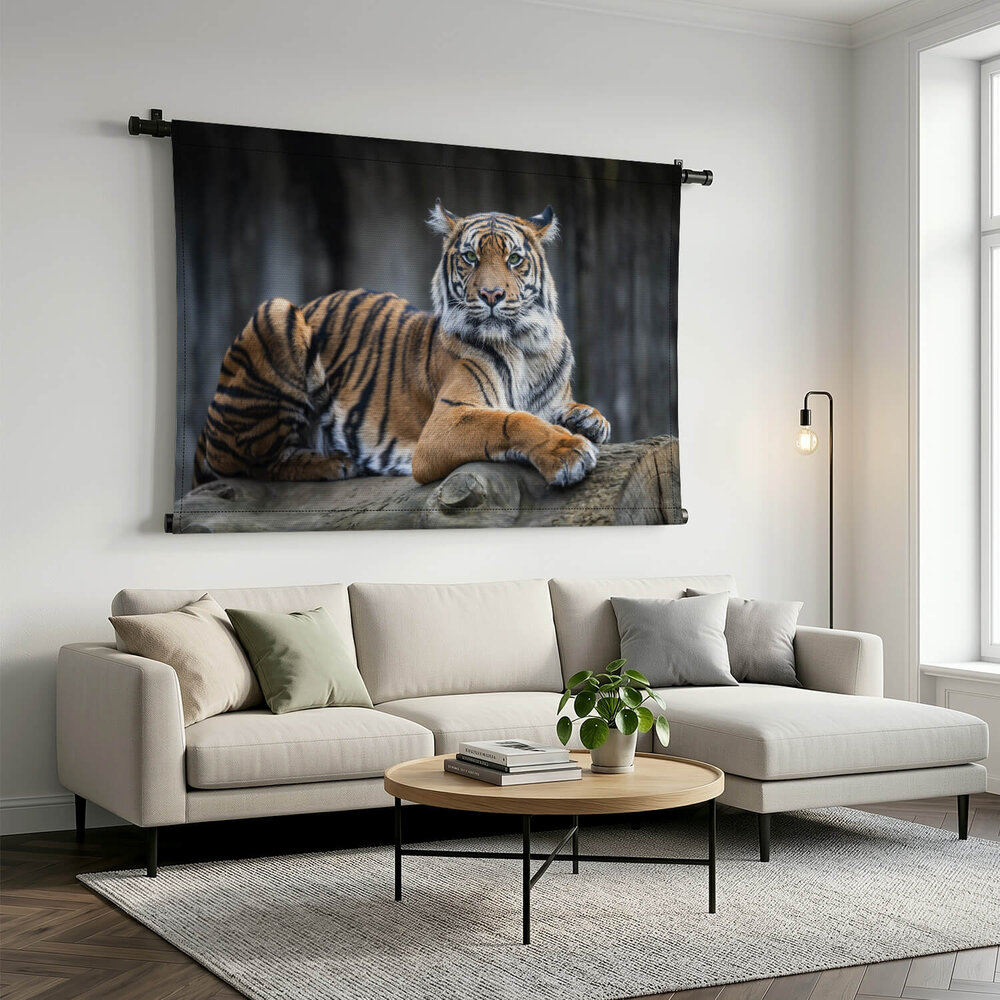 Tijger rustend op een gevelde boomstam