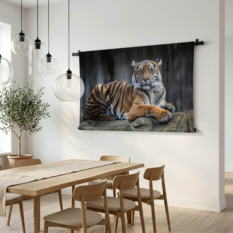 Tijger rustend op een gevelde boomstam