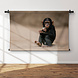Jonge chimpansee gehurkt op de grond