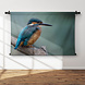 Rustgevende ijsvogel op een boomtak