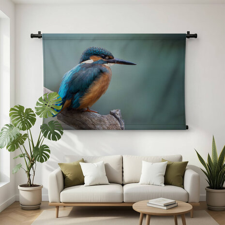 Rustgevende ijsvogel op een boomtak