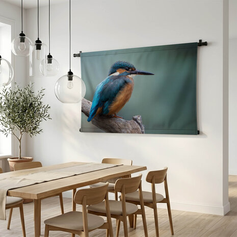 Rustgevende ijsvogel op een boomtak