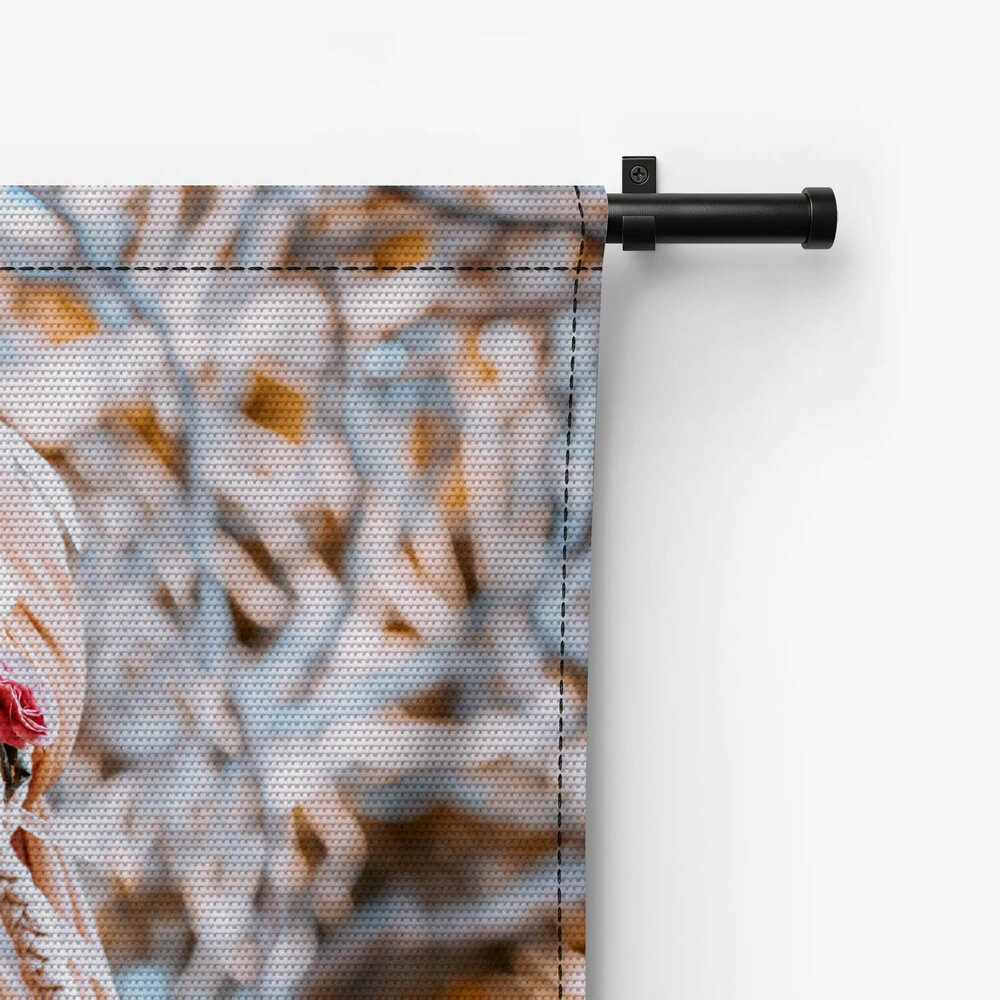 Modieuze vrouw met bloemenkrans