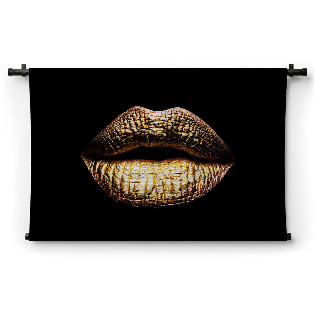 Kus van vrouwelijke gouden lippen