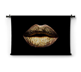 Kus van vrouwelijke gouden lippen