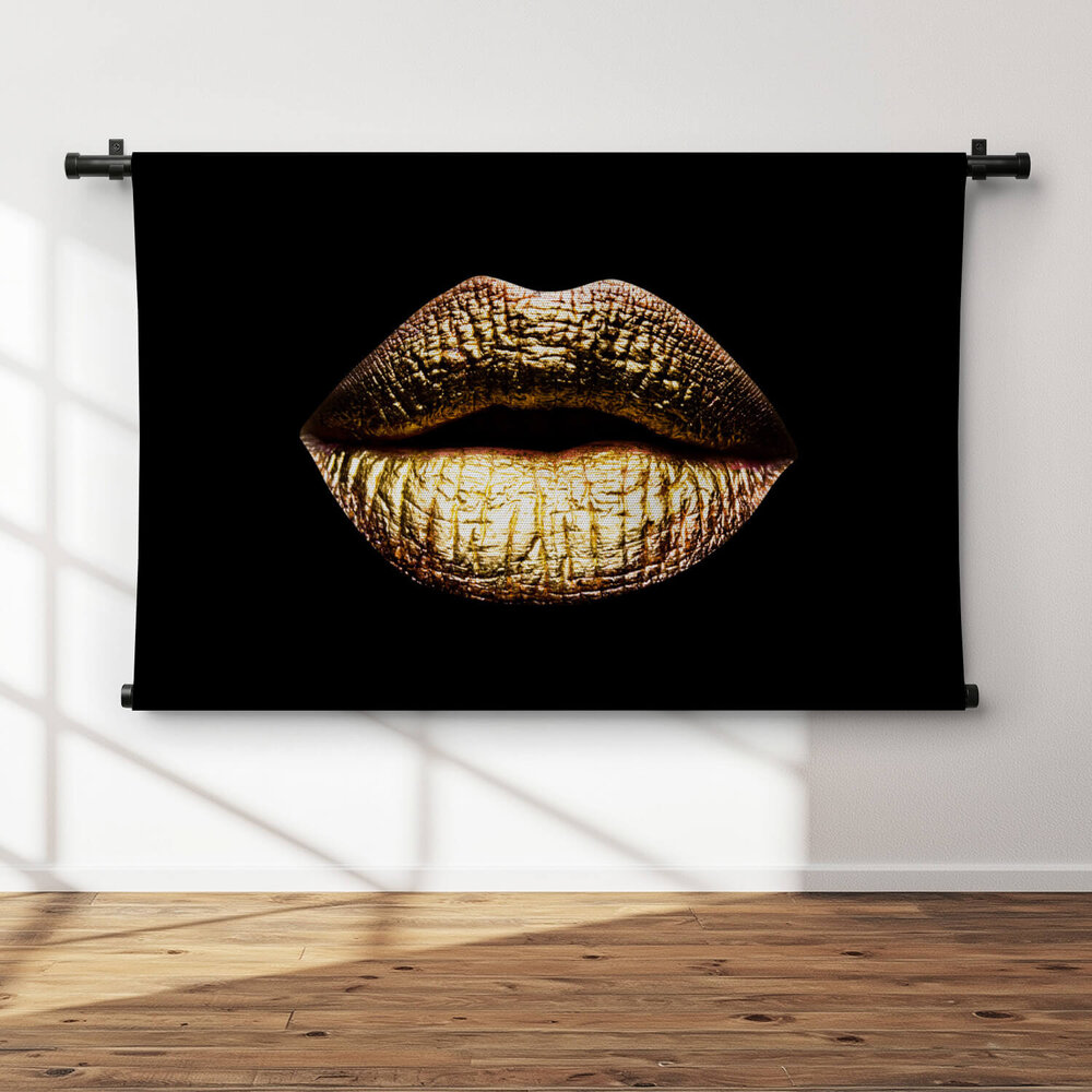Kus van vrouwelijke gouden lippen