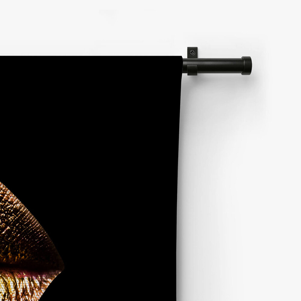 Kus van vrouwelijke gouden lippen