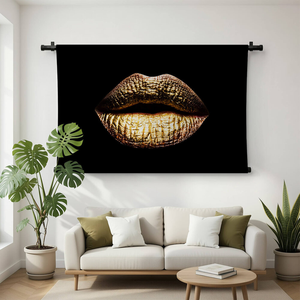 Kus van vrouwelijke gouden lippen