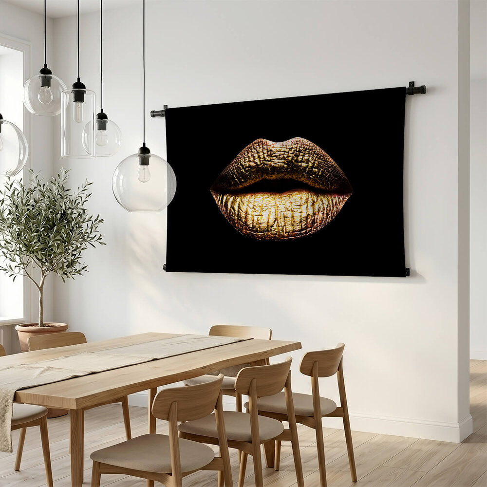 Kus van vrouwelijke gouden lippen