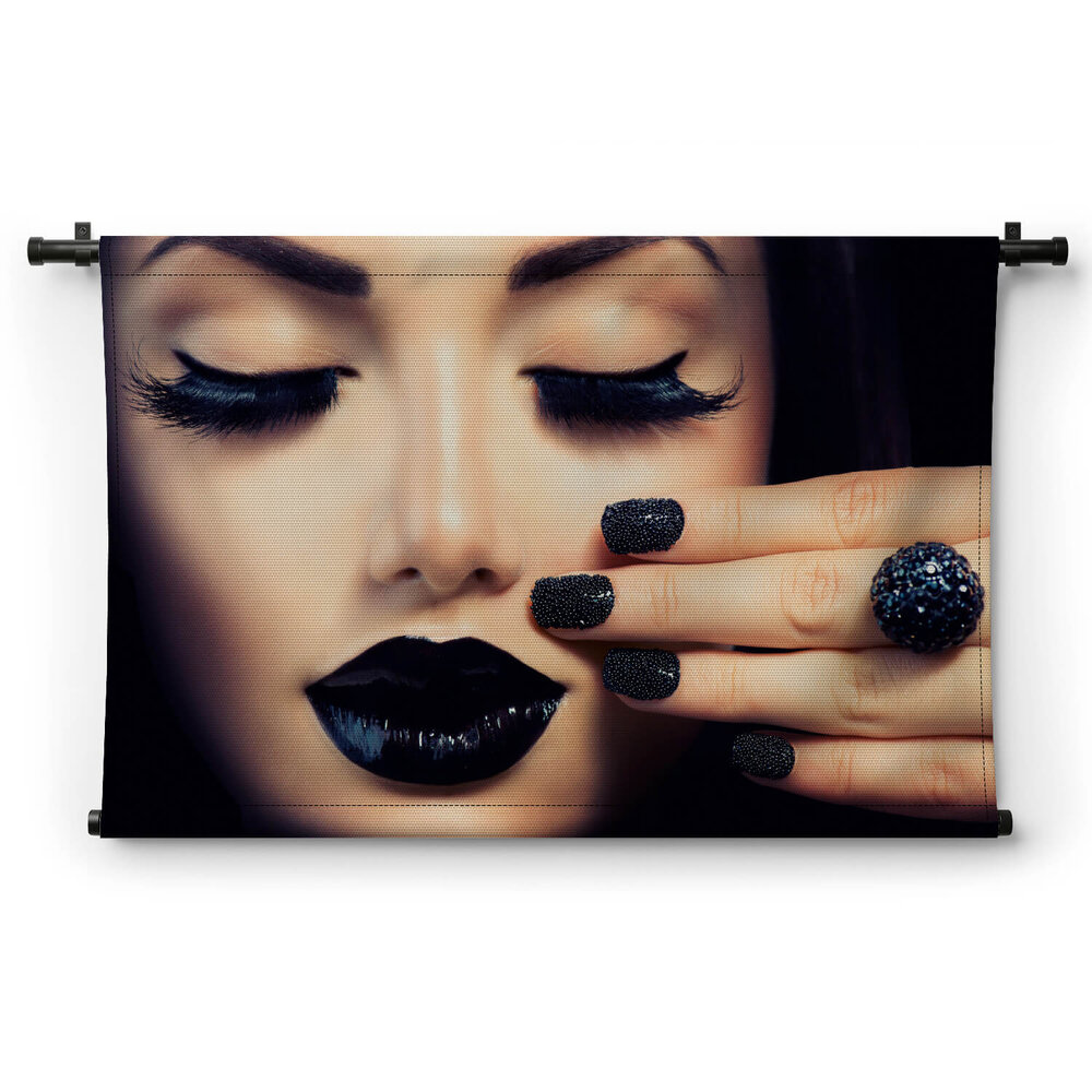 Trendy zwarte manicure en make-up