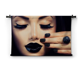 Trendy zwarte manicure en make-up
