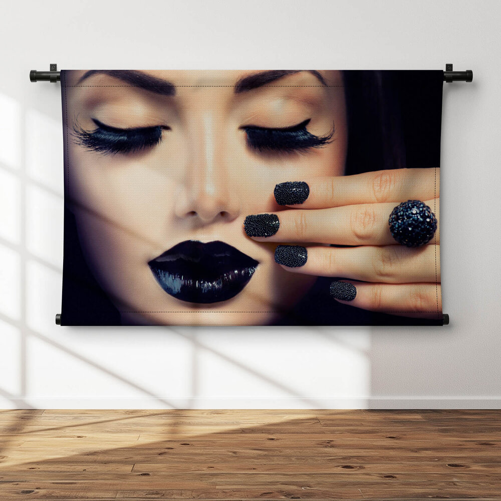 Trendy zwarte manicure en make-up