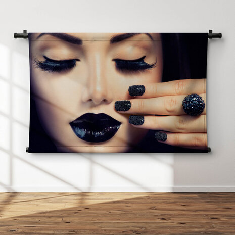 Trendy zwarte manicure en make-up