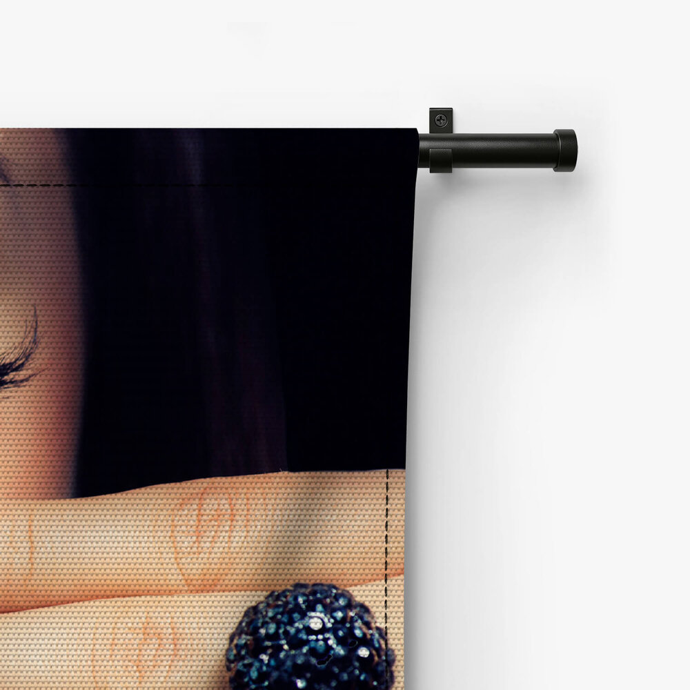 Trendy zwarte manicure en make-up