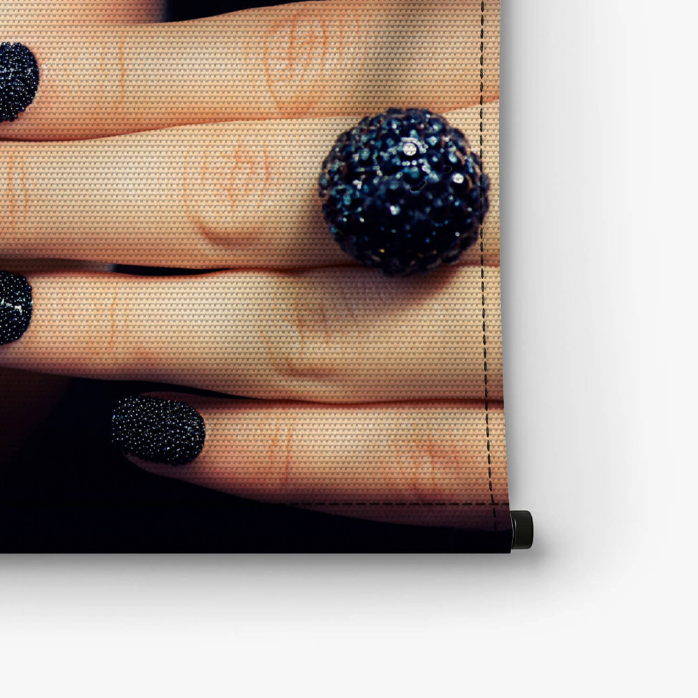 Trendy zwarte manicure en make-up