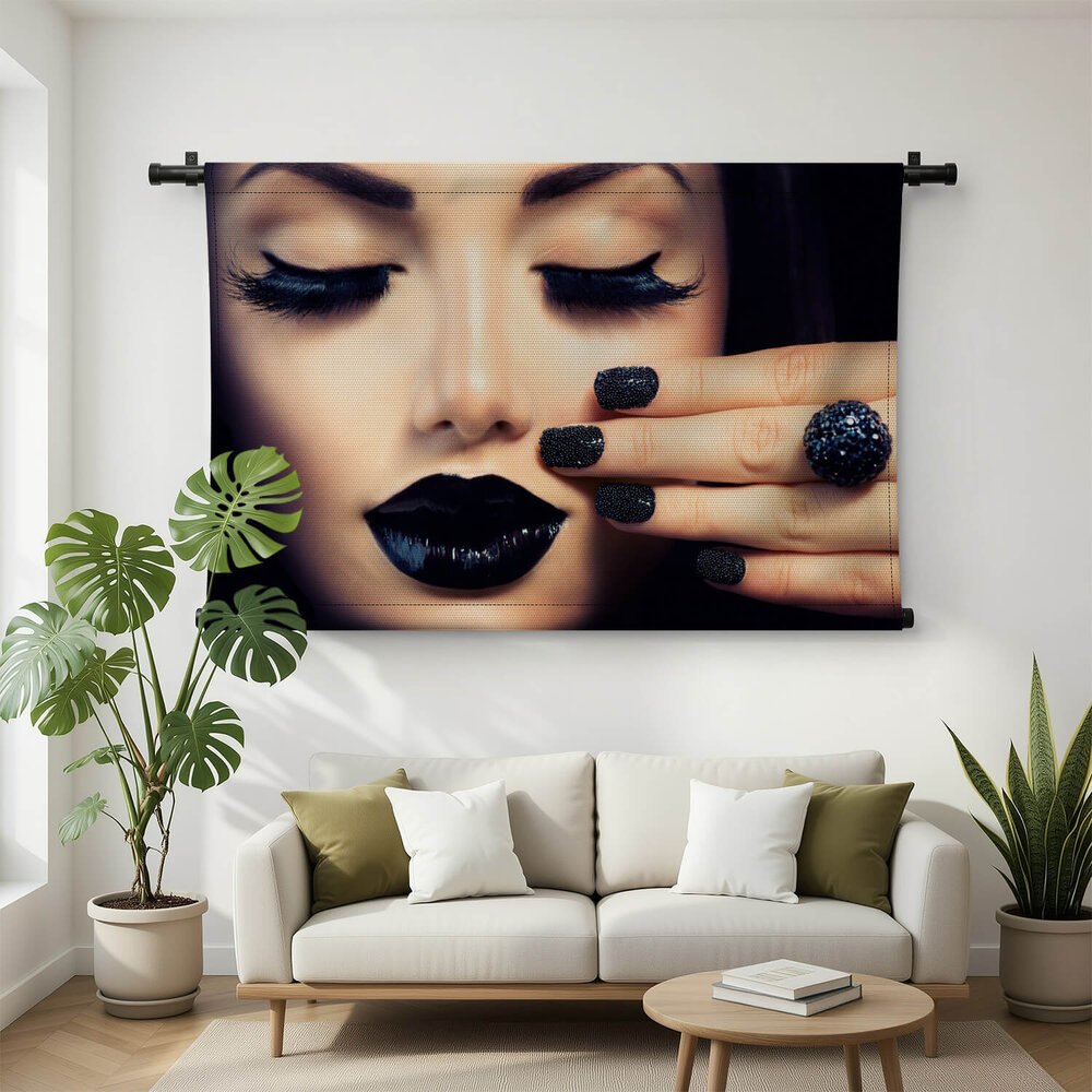 Trendy zwarte manicure en make-up