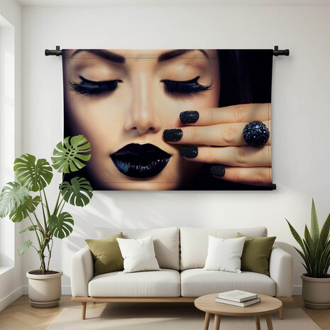 Trendy zwarte manicure en make-up