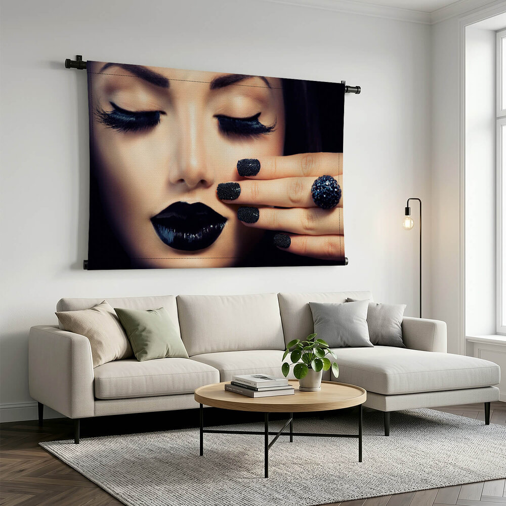 Trendy zwarte manicure en make-up