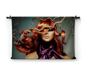 Portret van mannequinvrouw met krullend rood haar