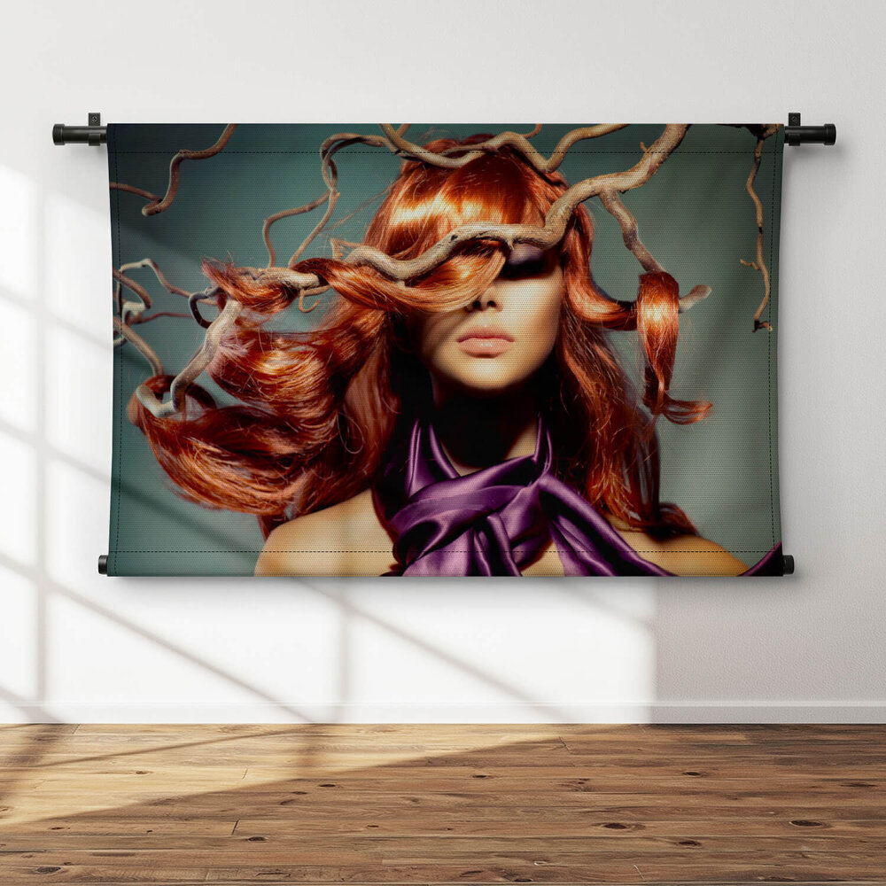 Portret van mannequinvrouw met krullend rood haar