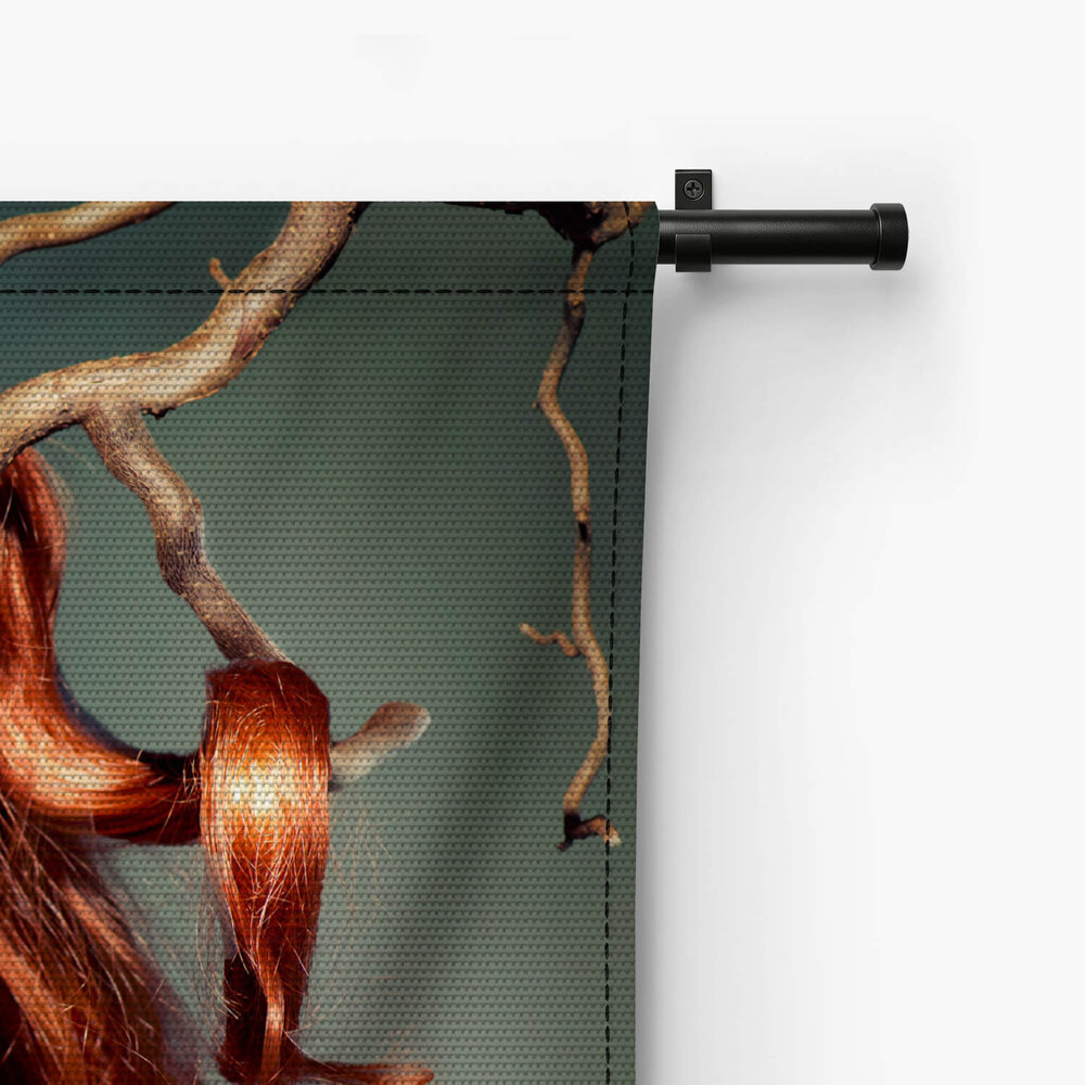 Portret van mannequinvrouw met krullend rood haar
