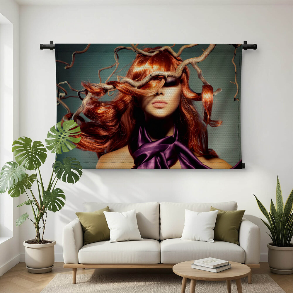Portret van mannequinvrouw met krullend rood haar