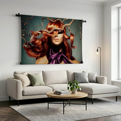 Portret van mannequinvrouw met krullend rood haar