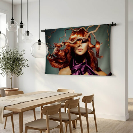 Portret van mannequinvrouw met krullend rood haar