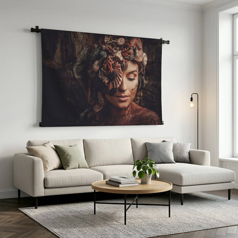 Bijzondere vrouw in een magisch woud