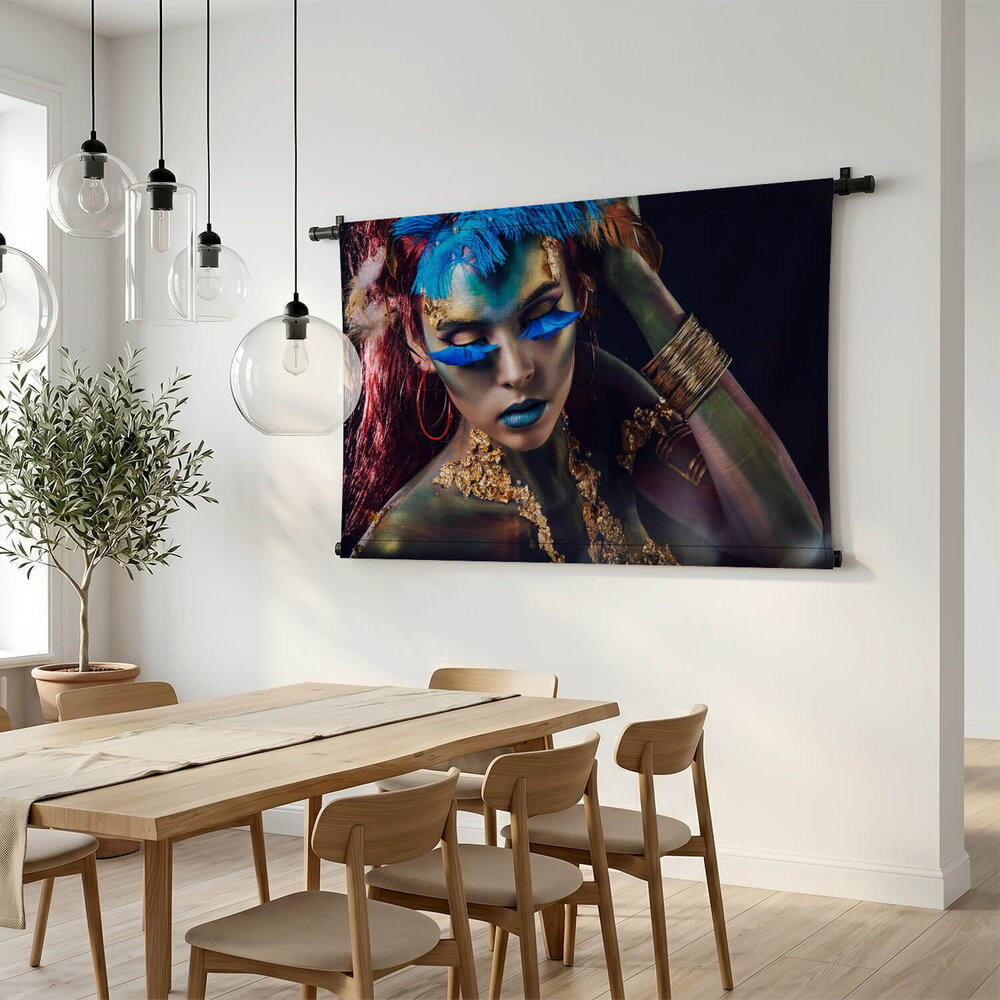 Mooie vrouw met lichaamskunst in fantasiestijl