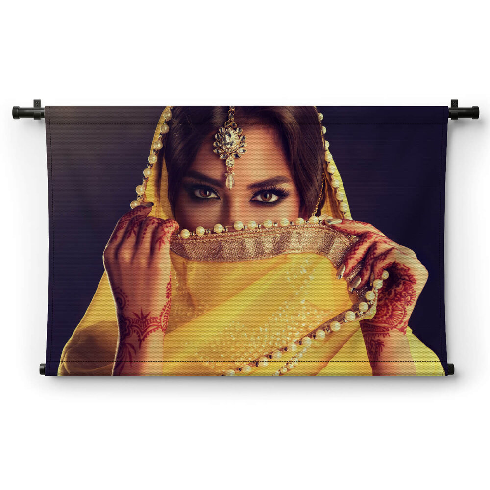 Vrouw in traditionele Indische gele saree