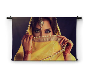 Vrouw in traditionele Indische gele saree