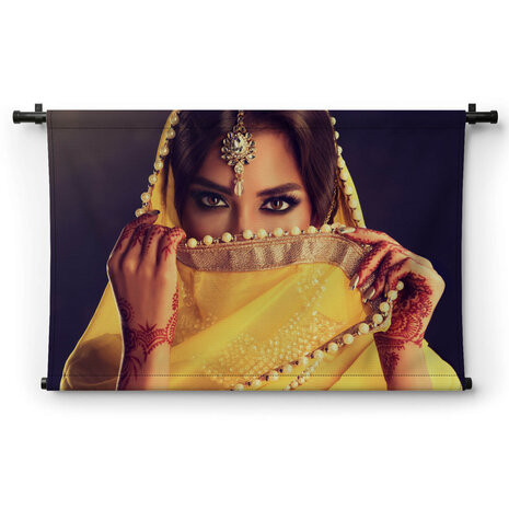 Vrouw in traditionele Indische gele saree