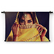 Vrouw in traditionele Indische gele saree