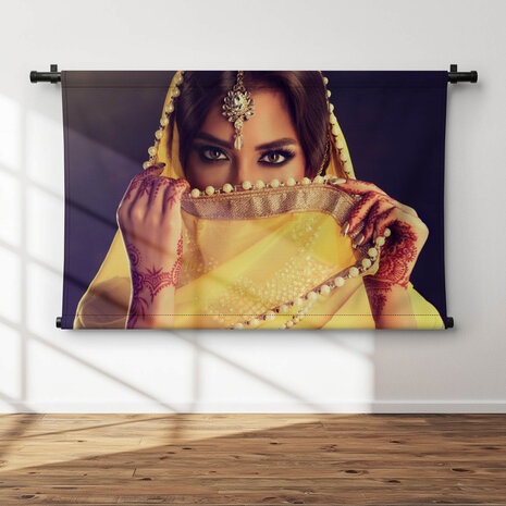 Vrouw in traditionele Indische gele saree