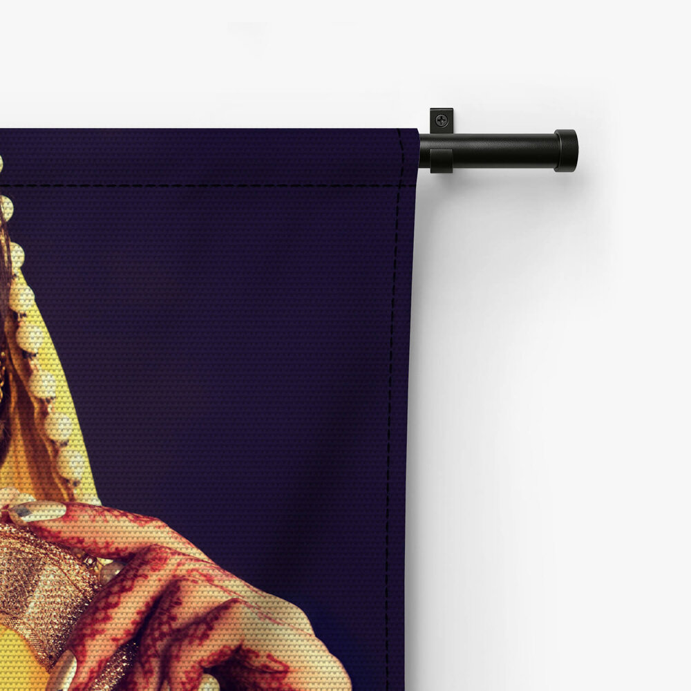 Vrouw in traditionele Indische gele saree
