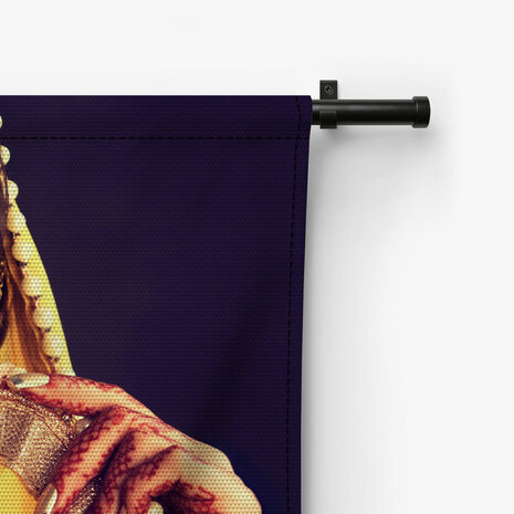Vrouw in traditionele Indische gele saree