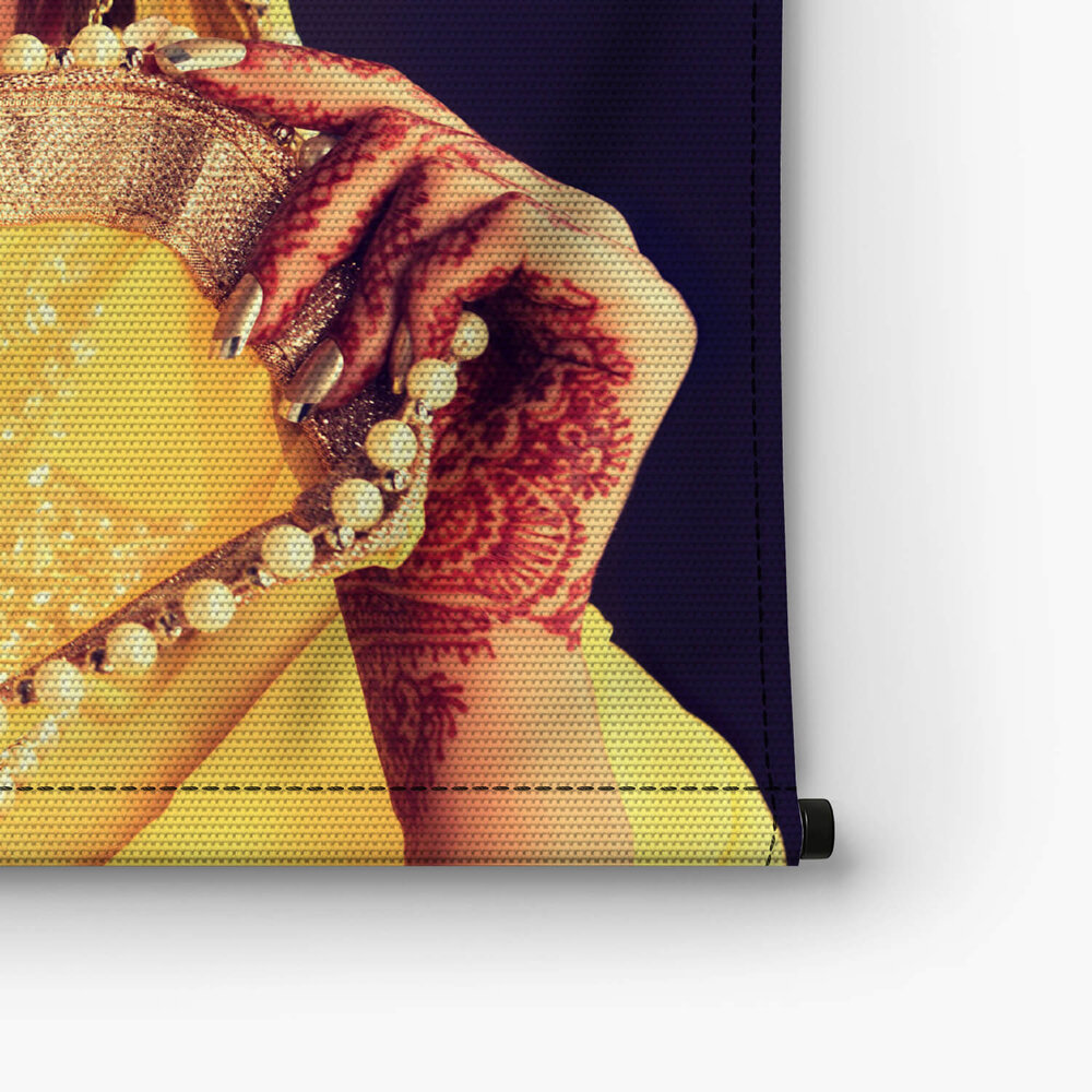 Vrouw in traditionele Indische gele saree
