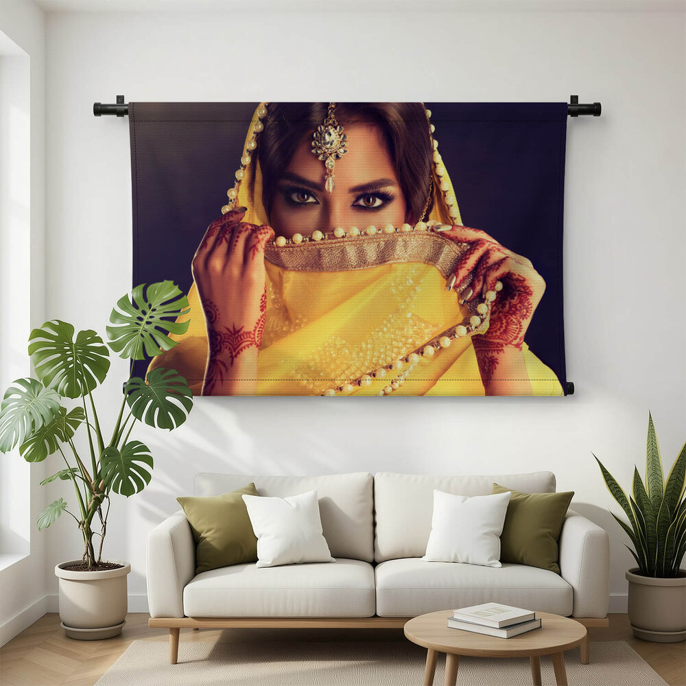 Vrouw in traditionele Indische gele saree