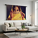 Vrouw in traditionele Indische gele saree