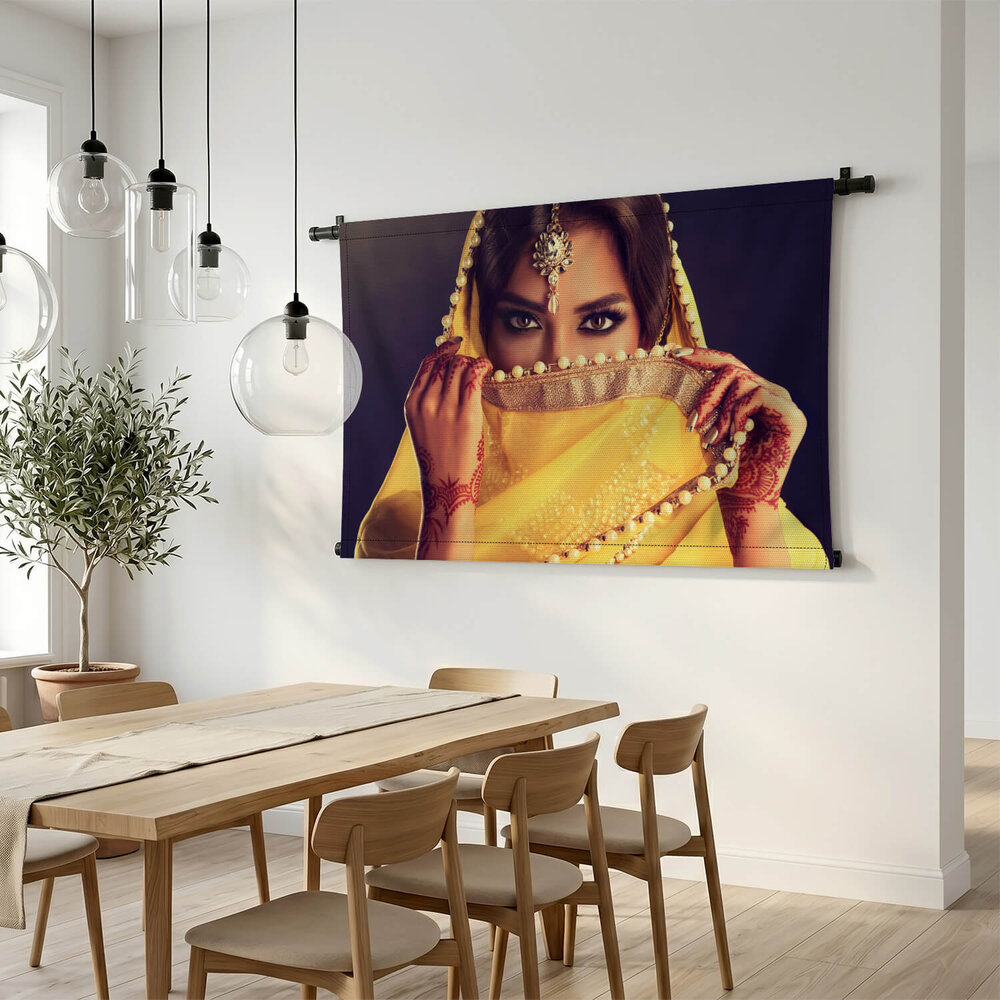 Vrouw in traditionele Indische gele saree