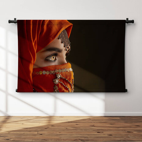 Jonge charmante vrouw met hijab en dromerige ogen
