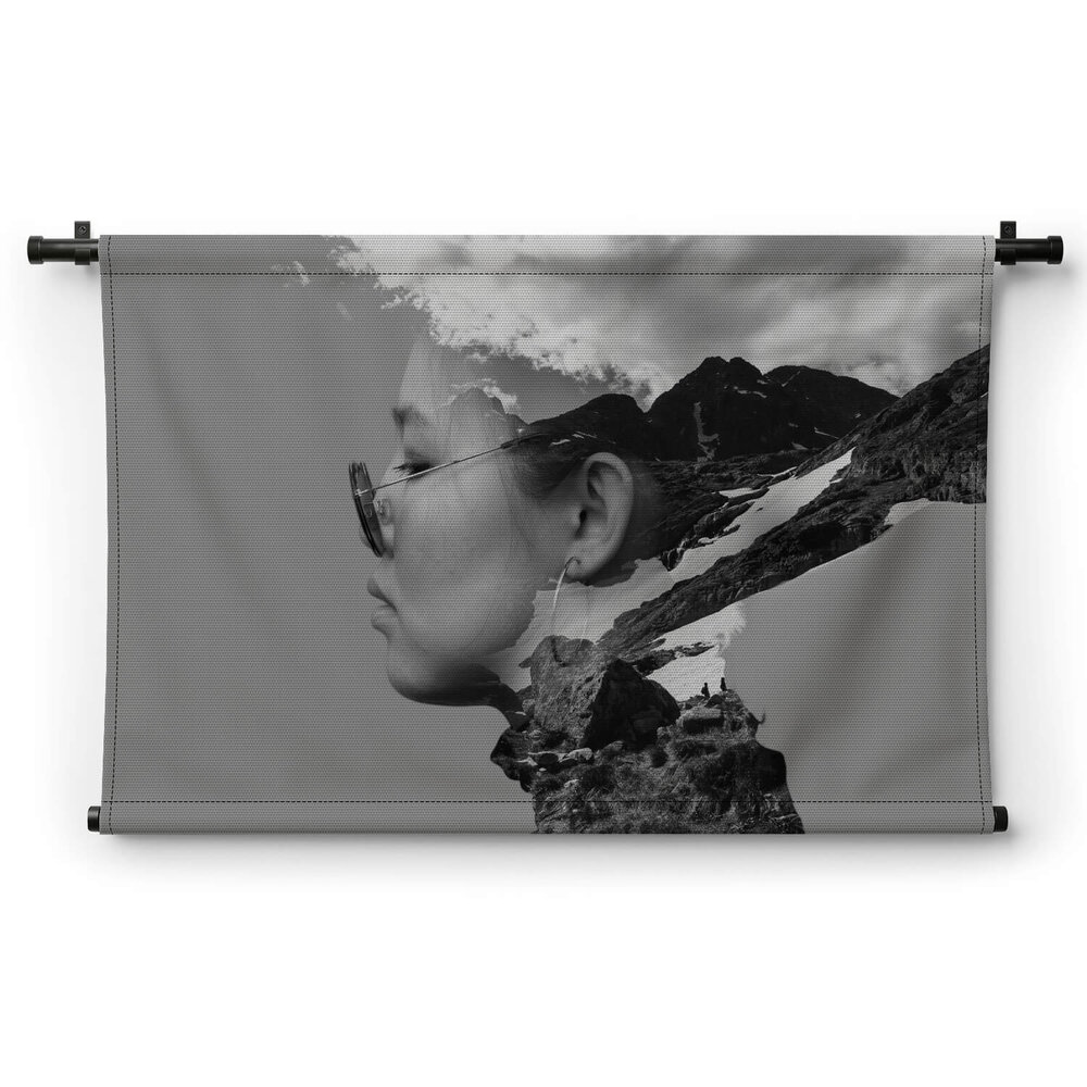 Artistieke double exposure van jonge vrouw in zwart-wit