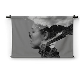 Artistieke double exposure van jonge vrouw in zwart-wit