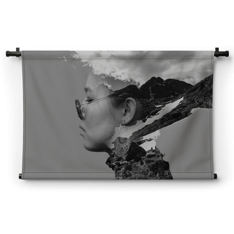 Artistieke double exposure van jonge vrouw in zwart-wit