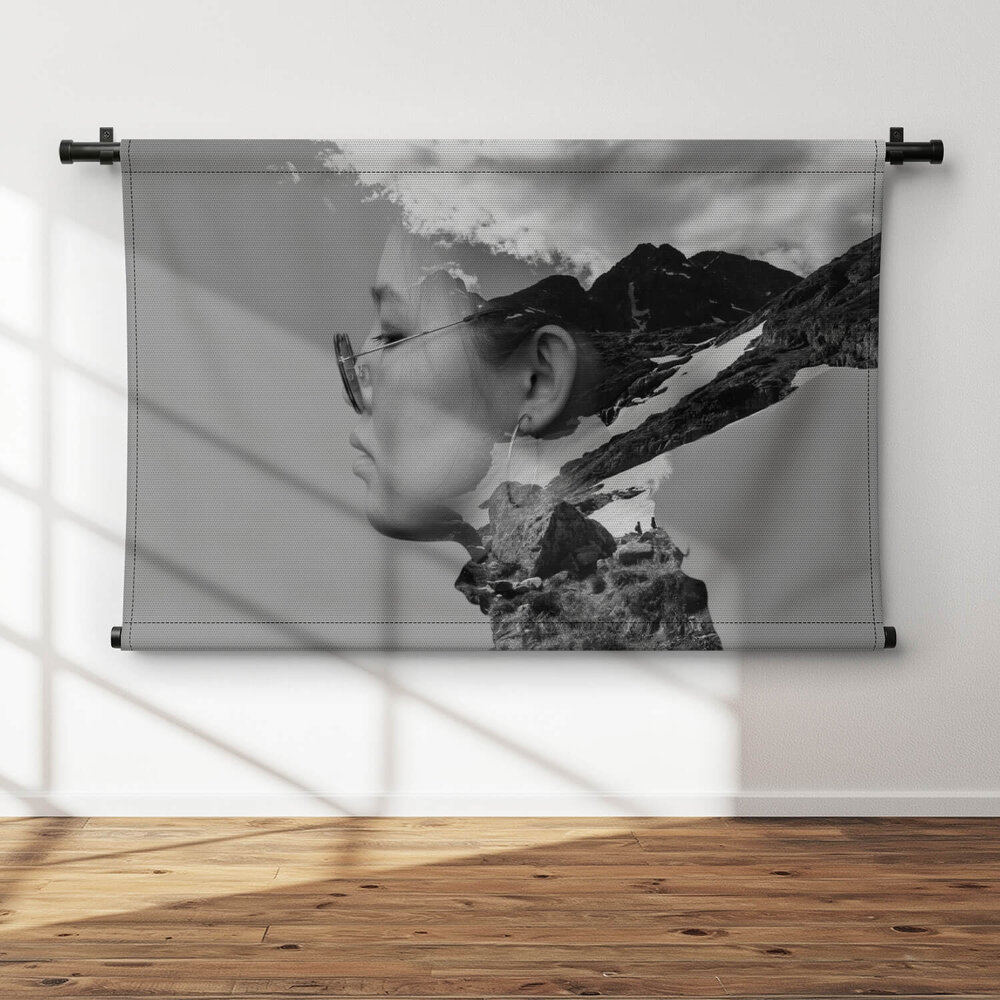 Artistieke double exposure van jonge vrouw in zwart-wit