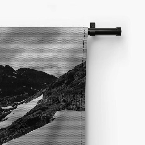 Artistieke double exposure van jonge vrouw in zwart-wit